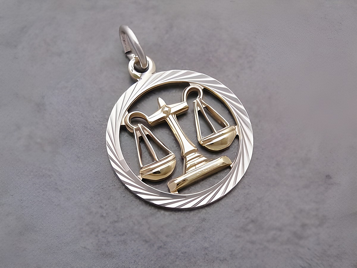 Silberner Anhänger mit Waage als Symbol für das Sternzeichen Waage, mit goldener Auflage, hergestellt vom Juwelier Harnisch. Elegantes Design für Schmuckliebhaber.