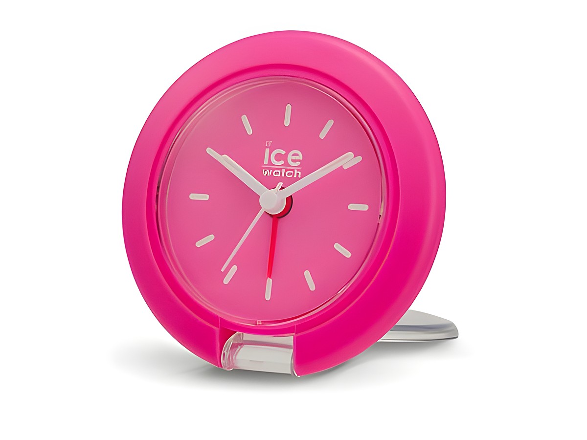 Ein neonpinker Reisewecker von Ice Watch mit einem Durchmesser von 7,5 cm. Er hat ein schlichtes Zifferblatt mit weißen Zeigern und einem stabilen Standfuß.