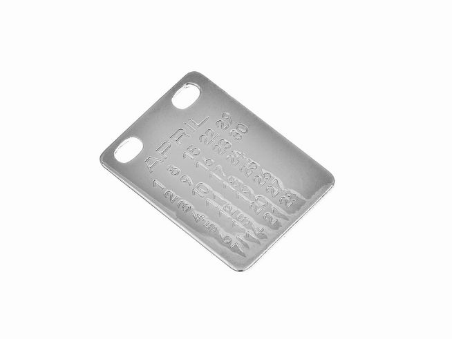 Monatsgravurplatte für April mit eingravierten Daten und zwei Aussparungen oben, aus hochwertigem Metall gefertigt, ideal als persönliches Geschenk von Juwelier Harnisch.