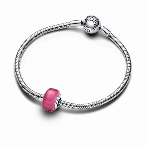 Rosafarbenes Murano-Glas Mini-Charm von Pandora in Pink-Rosa aus Sterling Silber auf einem feinen Armband, verleiht einen eleganten und stilvollen Akzent.