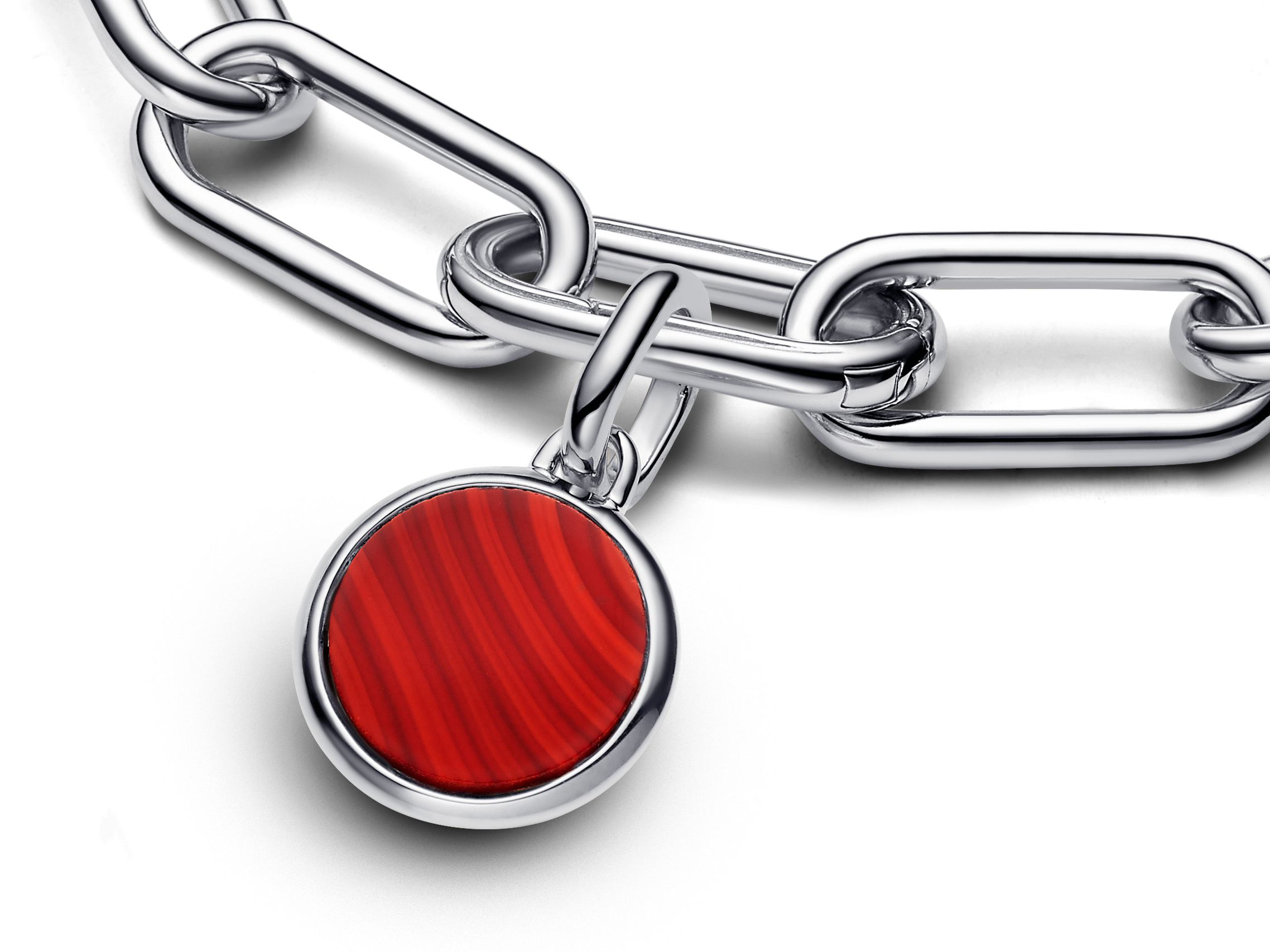 Roter Mini-Charm aus Sterling Silber mit einer glänzenden roten Oberfläche, der an einer silbernen Gliederkette hängt, ideal für individuelle Schmuckstücke.
