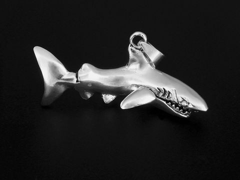 Silber Anhänger in Form eines Haifischs, detailreich gestaltet mit ausgeprägtem Maul und Flossen, von Juwelier Harnisch, ideal als Schmuckstück für Tierliebhaber.