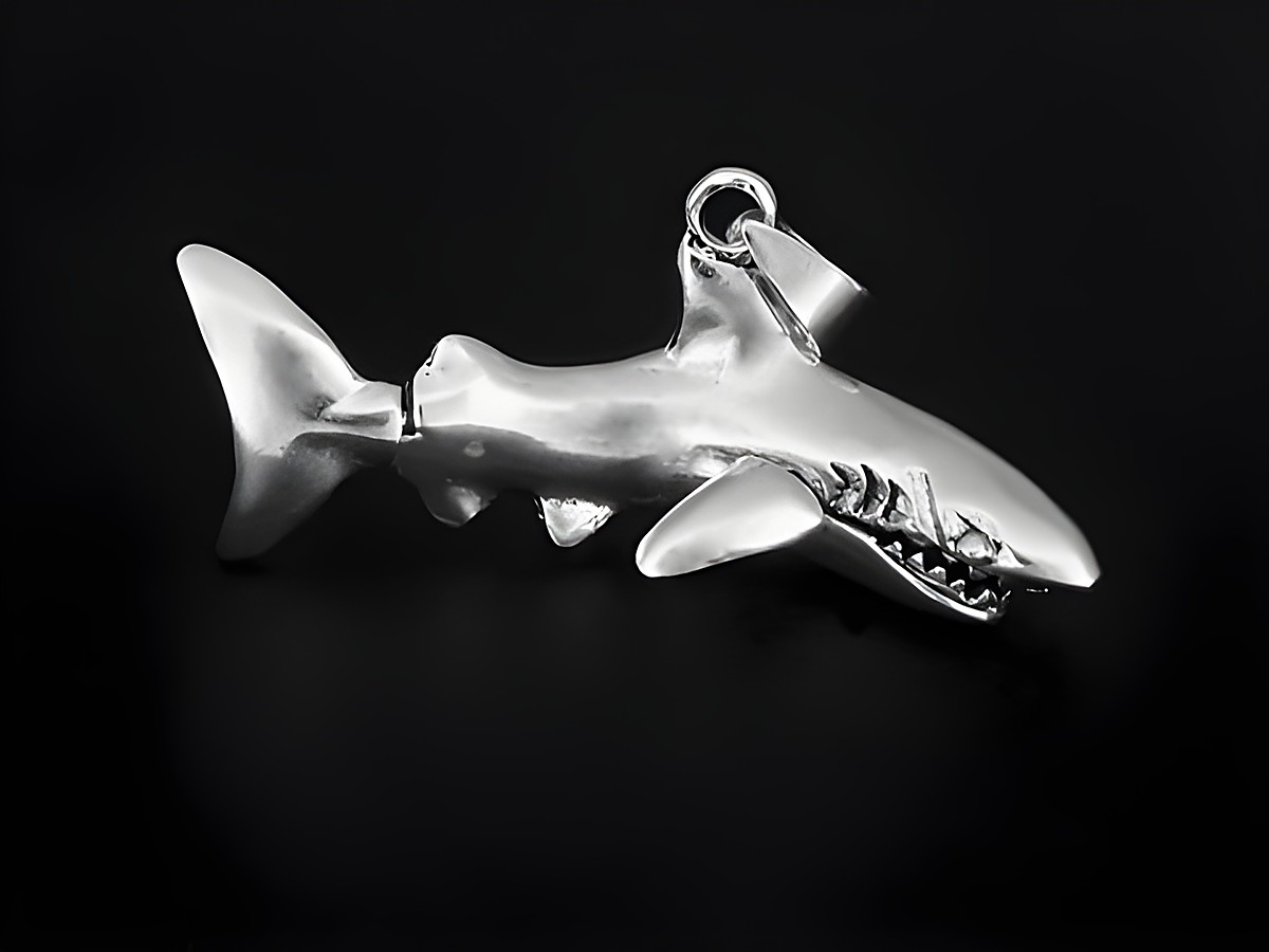 Silber Anhänger in Form eines Haifischs, detailreich gestaltet mit ausgeprägtem Maul und Flossen, von Juwelier Harnisch, ideal als Schmuckstück für Tierliebhaber.
