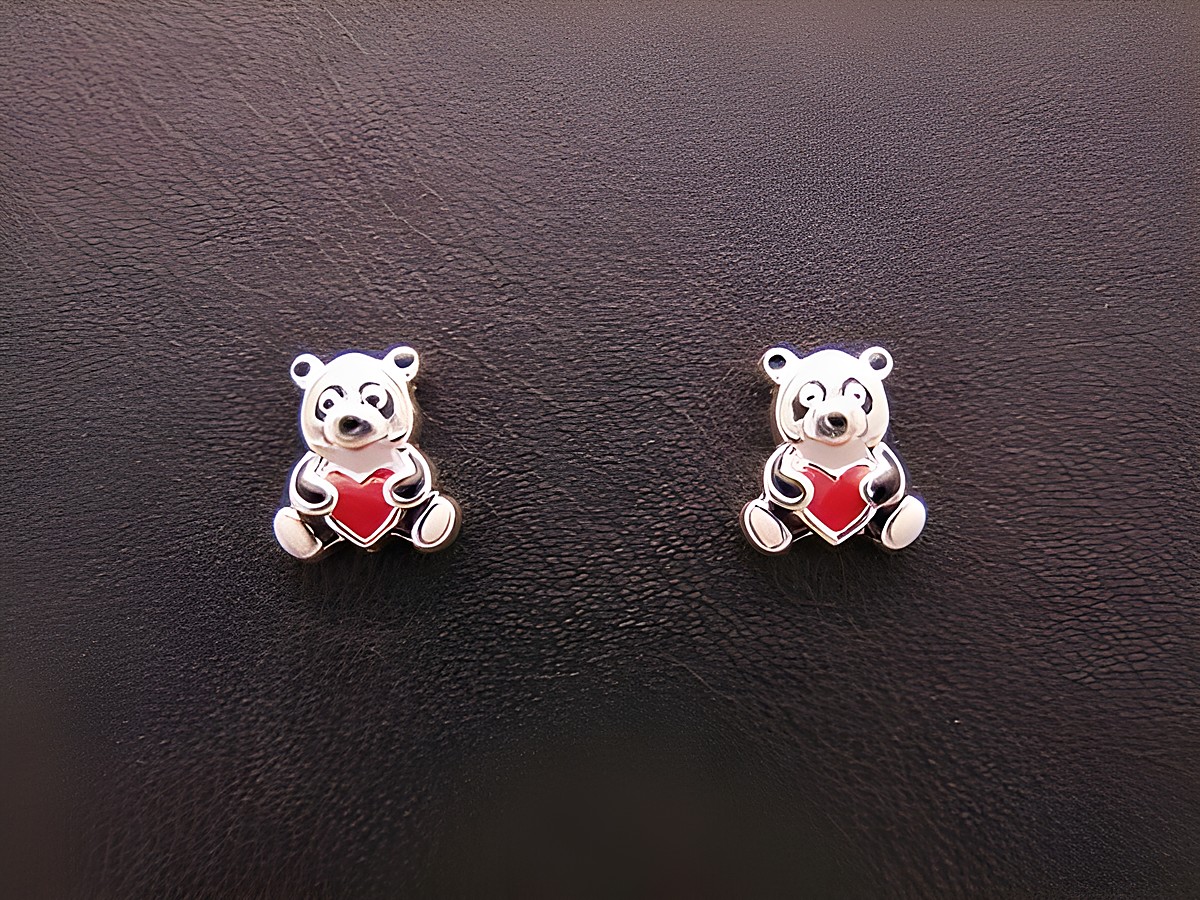 Silber Ohrstecker in Form von Pandas mit Herz in rot, schwarz-weiß lackiert, geeignet für Kinder, hergestellt von Juwelier Harnisch.