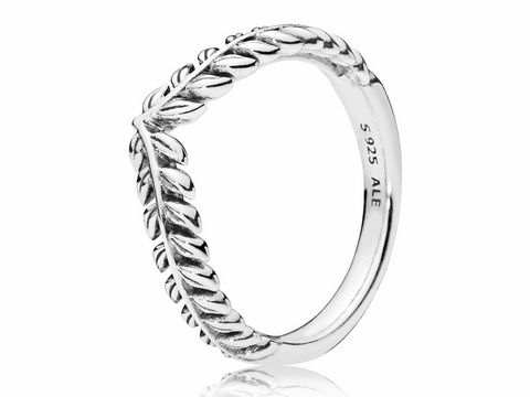 19768160-0 Pandora Blätter Silberring 197681-60 Gr. 60 aus 925er Sterlingsilber mit einer filigranen Blattstruktur, wirkt elegant und natürlich, ideal für modebewusste Träger.