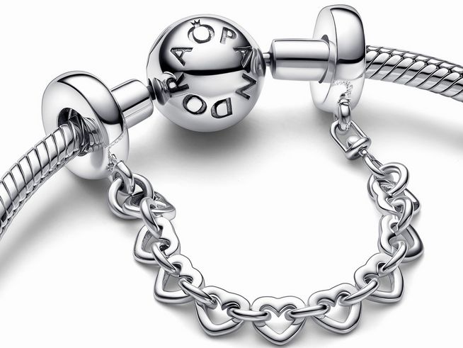 Sicherheitskette von Pandora aus Sterling Silber mit einer Länge von 5 cm, ausgestattet mit Herz-Elementen, die für zusätzlichen Halt und Design sorgen.