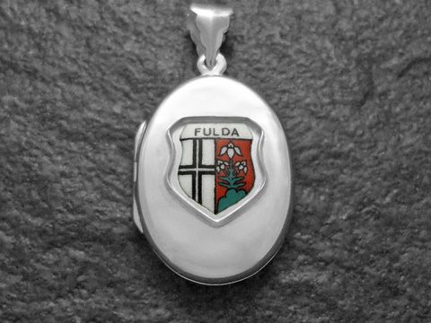 Silbernes Medaillon mit dem Stadtwappen von Fulda. Die Darstellung zeigt das Wappen in Farbdetails, umgeben von einer glänzenden, ovalen Silberrahmung, hergestellt von Juwelier Harnisch aus Hessen.