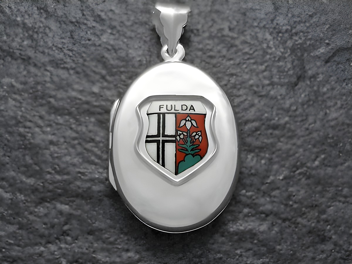 Silbernes Medaillon mit dem Stadtwappen von Fulda. Die Darstellung zeigt das Wappen in Farbdetails, umgeben von einer glänzenden, ovalen Silberrahmung, hergestellt von Juwelier Harnisch aus Hessen.
