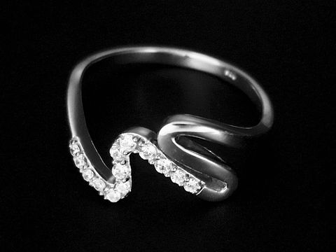Silber Ring in Form einer Schlange, traumhaft designt, mit funkelndem Zirkonia besetzt, rhodiniert, Größe 52, Hersteller Juwelier Harnisch.