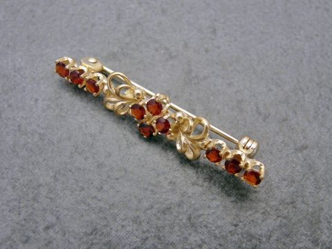 6000072-0 Granat Brosche 37,4 mm verführerisch Gold Granatschmuck von Juwelier Harnisch mit eleganten Details und funkelnden Granatsteinen, ideal als stilvolles Accessoire.