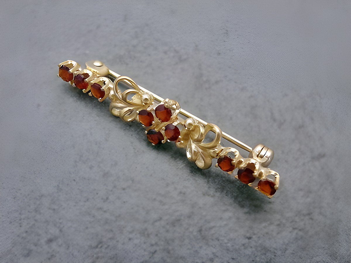 Granat Brosche 37,4 mm verführerisch Gold Granatschmuck von Juwelier Harnisch mit eleganten Details und funkelnden Granatsteinen, ideal als stilvolles Accessoire.