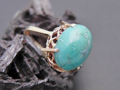 Goldring nostalgisch in Größe 54,5 mit türkisem Stein und 585er Gold. Hersteller ist Juwelier Harnisch. Passend bis Größe 56/18.