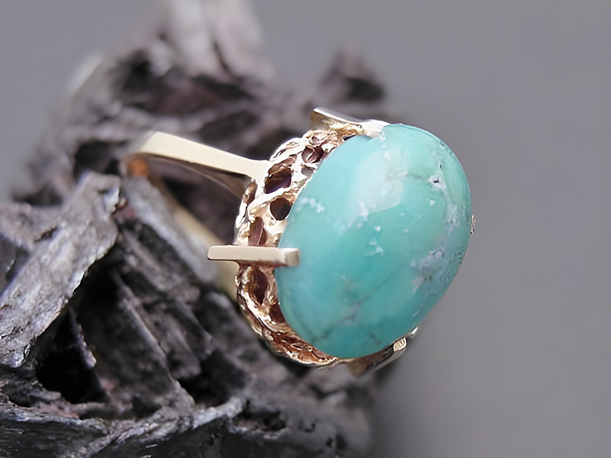 Goldring nostalgisch in Größe 54,5 mit türkisem Stein und 585er Gold. Hersteller ist Juwelier Harnisch. Passend bis Größe 56/18.