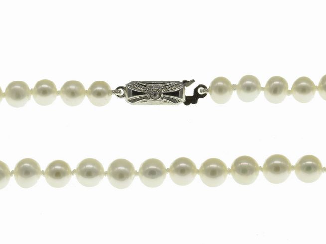 Perlenkette aus Süßwasser-Zuchtperlen in Weiß, 5-5,5 mm, Länge 42 cm, mit silbernem Verschluss. Hersteller: Juwelier Harnisch, klassisches Design.