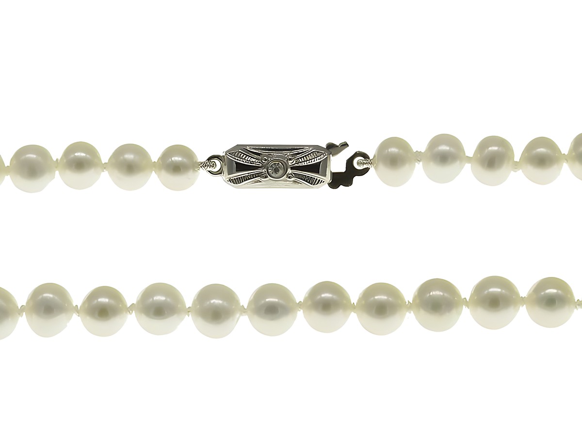 Perlenkette aus Süßwasser-Zuchtperlen in Weiß, 5-5,5 mm, Länge 42 cm, mit silbernem Verschluss. Hersteller: Juwelier Harnisch, klassisches Design.