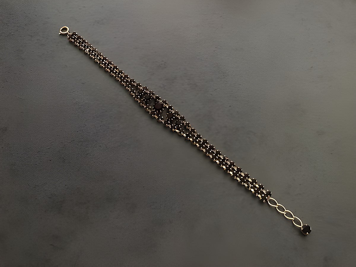 Strass Armband in granatroter Farbe mit goldfarbenen Akzenten, verstellbar von 19 bis 21,5 cm, gefertigt von Juwelier Harnisch, ideal für elegante Anlässe. – Ansicht 2