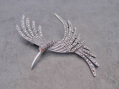 Silber Brosche in Form eines Vogels mit tierisch geschwungenen Flugfedern, verziert mit Markasit, Hersteller Juwelier Harnisch, elegantes Schmuckstück für jeden Anlass.
