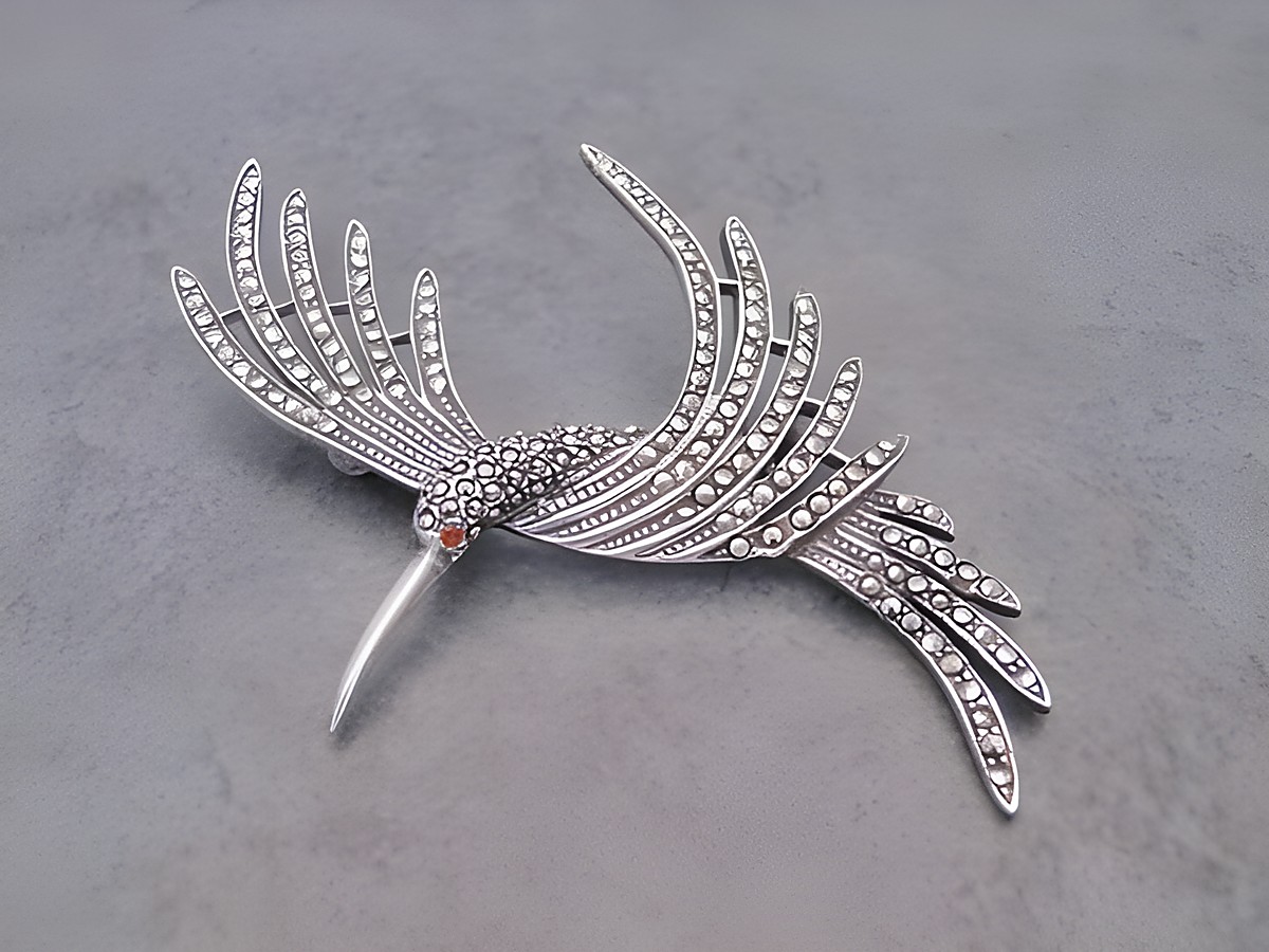 Silber Brosche in Form eines Vogels mit tierisch geschwungenen Flugfedern, verziert mit Markasit, Hersteller Juwelier Harnisch, elegantes Schmuckstück für jeden Anlass.