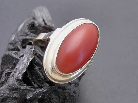 49643-0 Goldring luxuriös Größe 52 mit korallenfarbener Koralle, Gold 585, Hersteller Juwelier Harnisch, geeignet bis Größe 52/17, elegant und zeitlos.