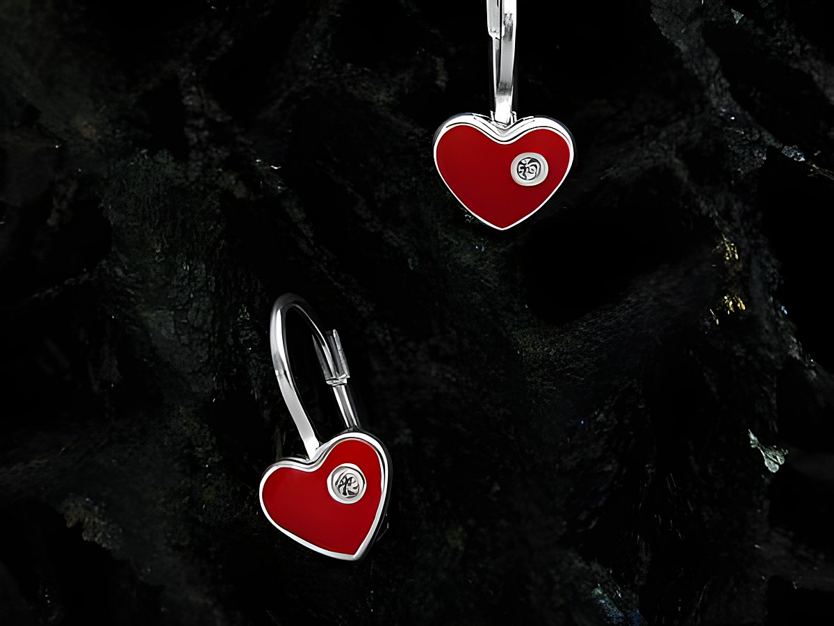 Herz emaillierter Sterling Silber Ohrhaken mit Kristall, hergestellt von Juwelier Harnisch, ideal für Kinder, in leuchtendem Rot mit funkelndem Detail.