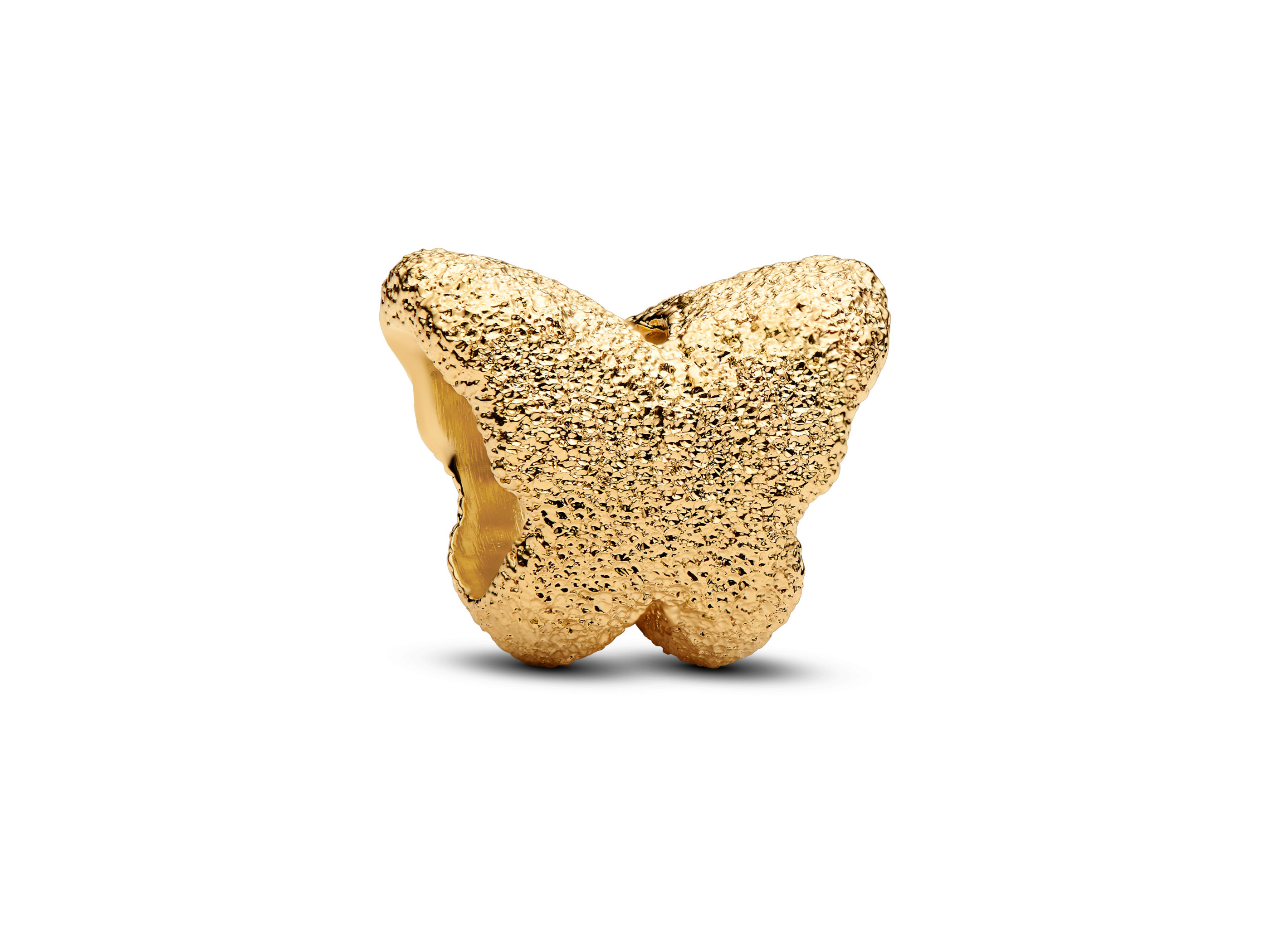 Ein strukturierter Schmetterling Mini-Charm von Pandora mit Gelbgold Vergoldung, der elegant und filigran wirkt, ideal für Schmuckliebhaber und trendbewusste Frauen.