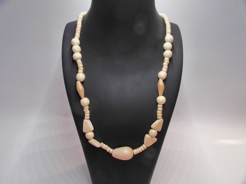 Holzkette aus naturbraunem Holz, Multiform, 25 mm, 60 cm, gefertigt vom Juwelier Harnisch, mit verschiedenen Holzperlen in unterschiedlichen Formen und Größen.