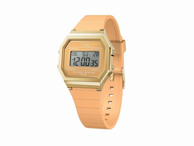Eine Ice Watch Uhr ICE digit retro in Pfirsichfarbe mit digitalem Ziffernblatt, goldenen Akzenten und einem flexiblen Armband. Ideal für einen modernen Look.