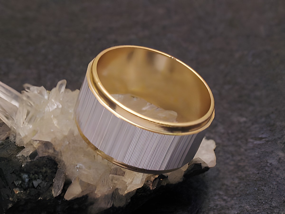 Bicolor City Party Ring von Juwelier Harnisch, 9,7 mm breit, Größe 49, gefertigt aus edlen Materialien, elegant mit strukturiertem Design, ideal als modisches Accessoire.
