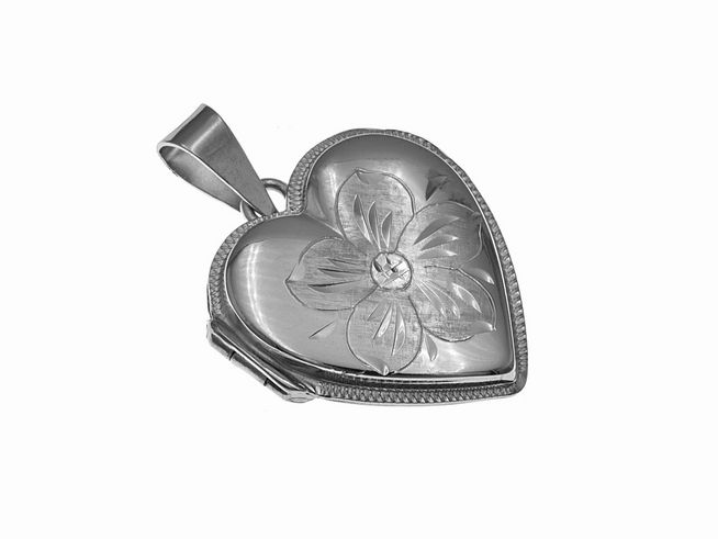 Rhodiniertes Silber Medaillon in Herzform, poliert, mit einer eingravierten Blume und einem kleinen Stein in der Mitte, Hersteller Juwelier Harnisch, elegantes Schmuckstück.