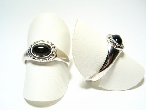 Feiner Designer Silber Ring rhodiniert mit Onyx, Hersteller Juwelier Harnisch, verstellbarer Ring auf einem Präsentationsständer.