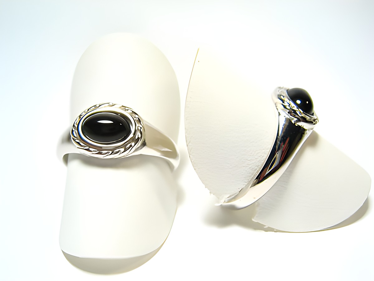 Feiner Designer Silber Ring rhodiniert mit Onyx, Hersteller Juwelier Harnisch, verstellbarer Ring auf einem Präsentationsständer.