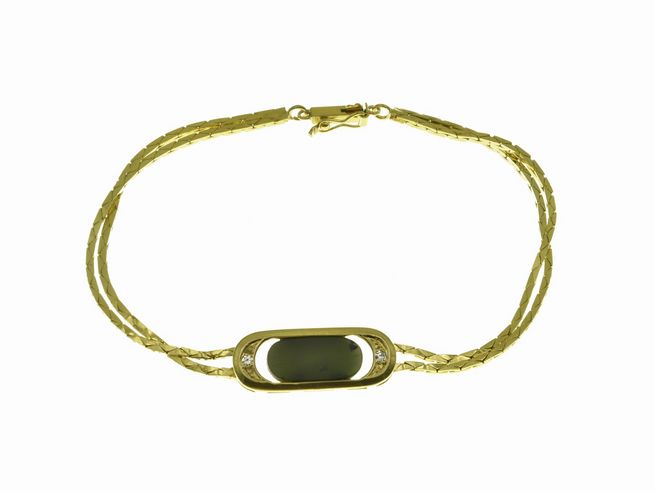 Armband aus Gelbgold 333 mit einer Länge von 18,5 cm, versehen mit einem Jade-Stein und zwei Diamanten von 0,05 ct, gefertigt vom Juwelier Harnisch.