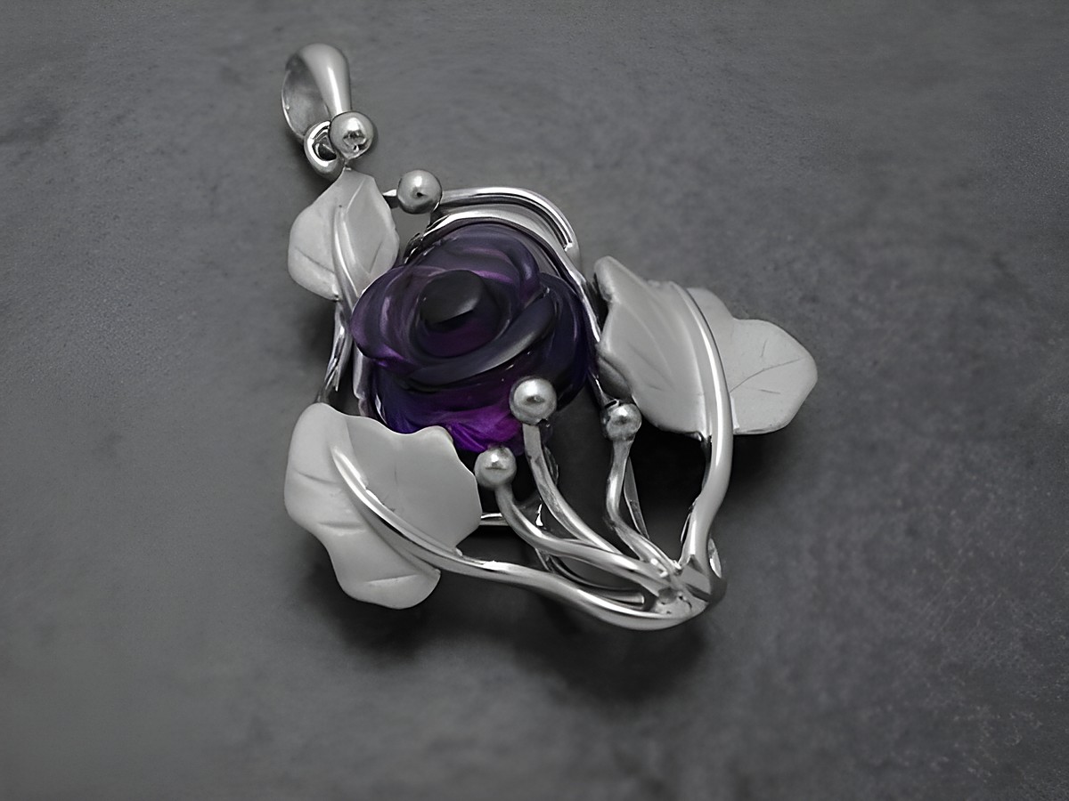 Ein teilmattierter Sterling Silber Anhänger in Form einer Rose mit Amethyst und weiteren Steinen, umgeben von stilisierten Blättern und kunstvollen Verzierungen.