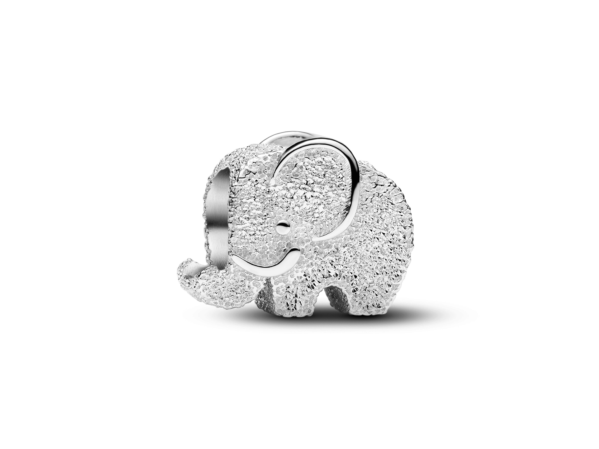 Strukturierter Elefant Mini Charm aus Silber von Pandora, detailreiche Oberfläche, verspieltes Design, elegant und modern, ideal als Schmuckstück für Tierliebhaber, Neuheiten.