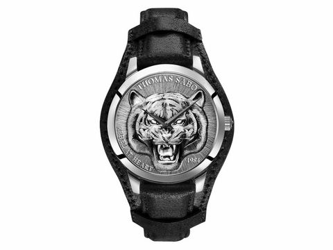 Thomas Sabo Uhr WA0367-203-201-42 mm Herrenuhr mit einem markanten Tiger-Motiv und schwarzem Lederarmband, geeignet für stilbewusste Männer.