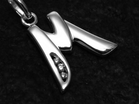 Buchstaben Anhänger M aus Sterling Silber mit Zirkonia, glänzende Oberfläche, elegantes Design, Hersteller Juwelier Harnisch. Ideal als persönliches Geschenk oder Schmuckstück.