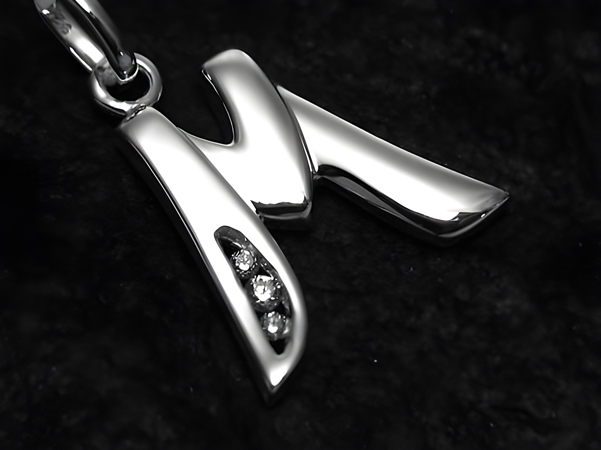 Buchstaben Anhänger M aus Sterling Silber mit Zirkonia, glänzende Oberfläche, elegantes Design, Hersteller Juwelier Harnisch. Ideal als persönliches Geschenk oder Schmuckstück.