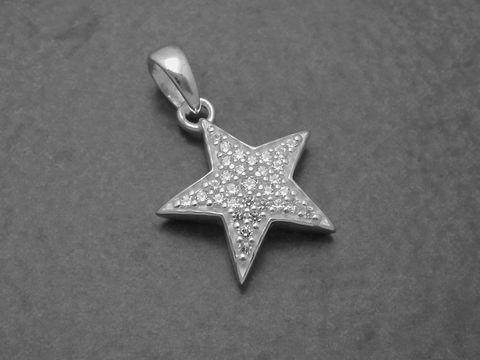 Silber Anhänger in Form eines Sterns besetzt mit weißen Zirkonia, hergestellt von Juwelier Harnisch, passend zu Sonne Mond Sterne Schmuck.