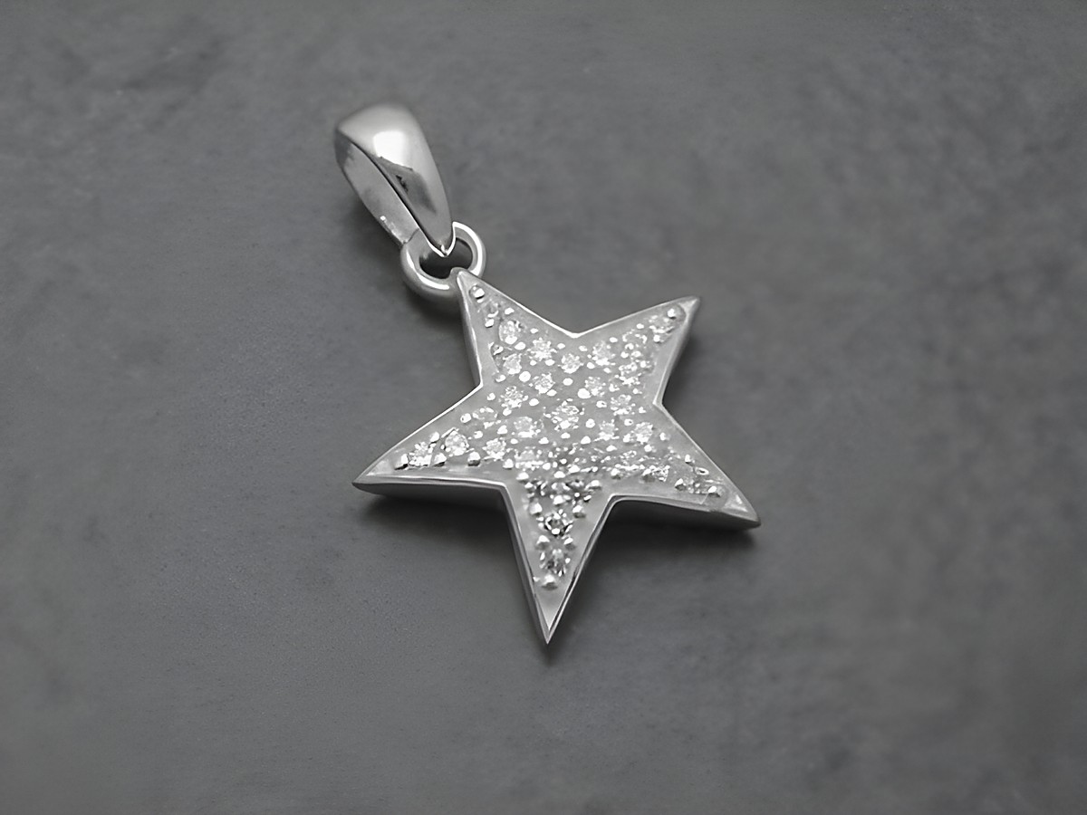Silber Anhänger in Form eines Sterns besetzt mit weißen Zirkonia, hergestellt von Juwelier Harnisch, passend zu Sonne Mond Sterne Schmuck.