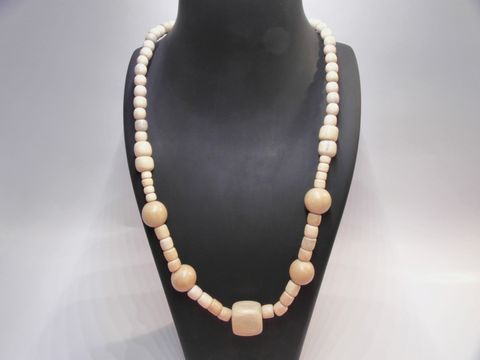 Holzkette aus naturbraunen Holzkugeln und -perlen, Multiform-Design, 18 mm Durchmesser, 60 cm lang, hergestellt von Juwelier Harnisch, idealer Schmuck für jeden Anlass.
