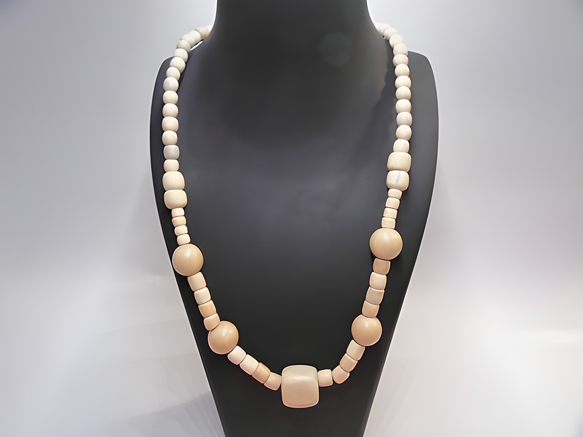Holzkette aus naturbraunen Holzkugeln und -perlen, Multiform-Design, 18 mm Durchmesser, 60 cm lang, hergestellt von Juwelier Harnisch, idealer Schmuck für jeden Anlass.