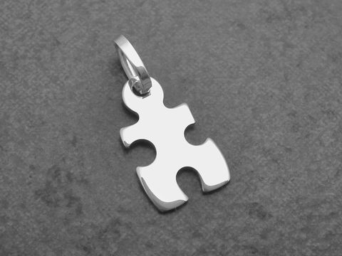 Puzzle Teil aus Sterling Silber als Anhänger, glänzende Oberfläche, von Juwelier Harnisch, ideal für Schmuckliebhaber und als bedeutungsvolles Geschenk.