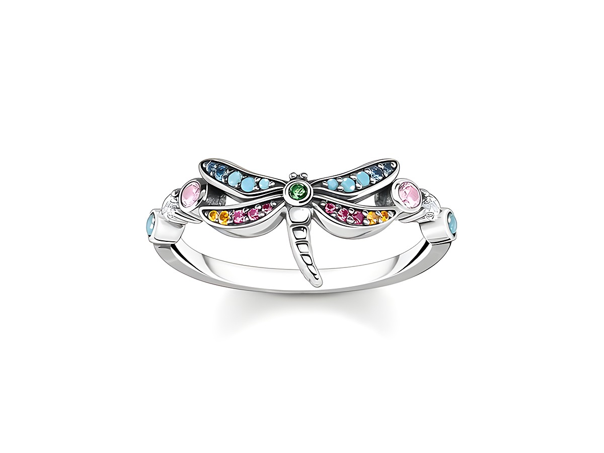 Der Ring zeigt eine filigrane Libelle aus Sterling Silber, verziert mit bunten Glas-Keramik-Steinen und synthetischen Korunden sowie Spinellen, Größe 48.