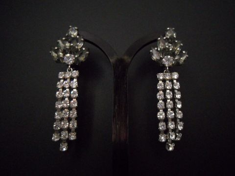 Schwarz-weiße elegante Strass Ohrclips von Juwelier Harnisch, silberfarbene Ohrhänger mit funkelnden Strasssteinen und einem raffinierten Design.