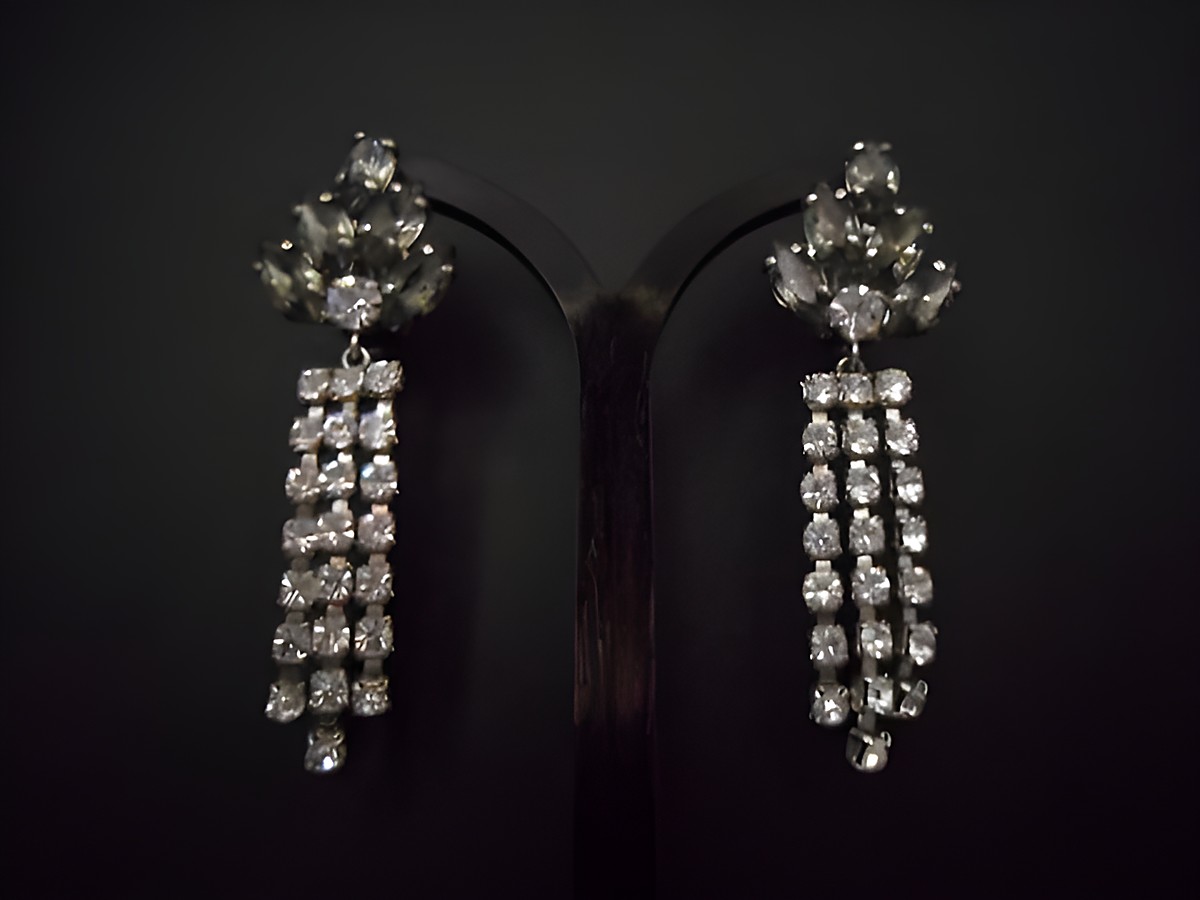 Schwarz-weiße elegante Strass Ohrclips von Juwelier Harnisch, silberfarbene Ohrhänger mit funkelnden Strasssteinen und einem raffinierten Design.