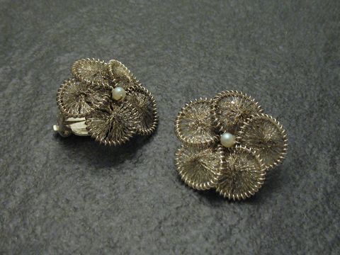 Filigraner City Ohrclip Handarbeit 25x25 mm in Blumenform, hergestellt von Juwelier Harnisch, zarte Metallarbeit mit kleinen Perlen, elegantes Accessoire für jeden Anlass.