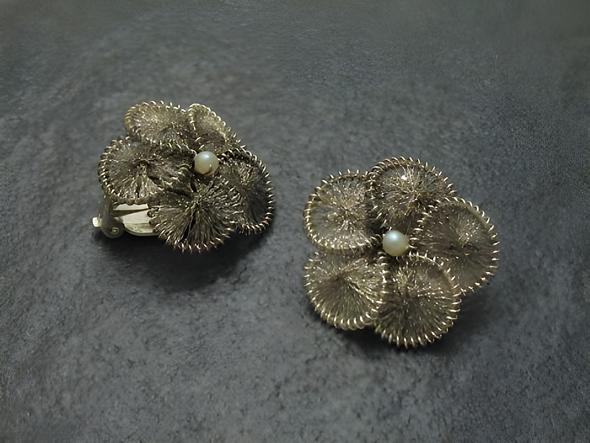 Filigraner City Ohrclip Handarbeit 25x25 mm in Blumenform, hergestellt von Juwelier Harnisch, zarte Metallarbeit mit kleinen Perlen, elegantes Accessoire für jeden Anlass.