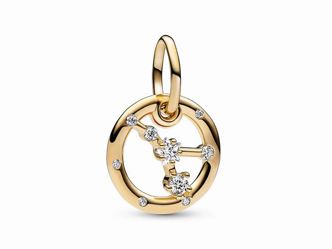 Der Pandora Sternzeichen Krebs Charm-Anhänger aus gelbgold vergoldetem Metall zeigt das Krebs-Sternbild mit funkelnden Zirkonia-Steinen in einer eleganten runden Form.