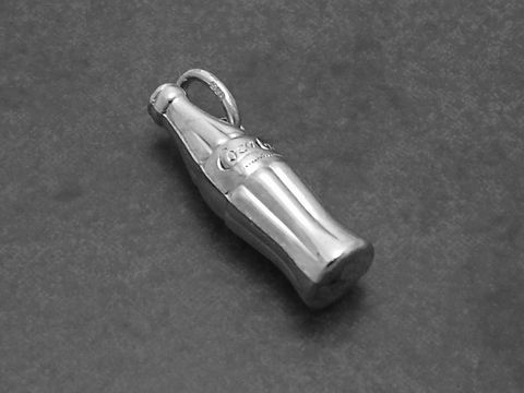 Silber Anhänger in Form einer Cola Flasche im 80er Look, Hersteller Juwelier Harnisch, geeignet für diverse Motive und einzigartige Styles. Ideal für Trendsetter und Nostalgieliebhaber.