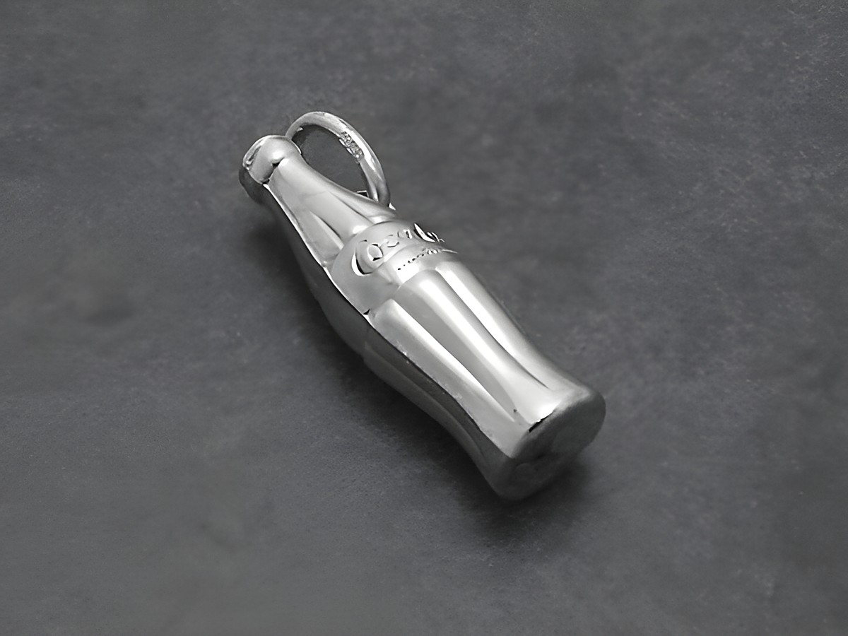 Silber Anhänger in Form einer Cola Flasche im 80er Look, Hersteller Juwelier Harnisch, geeignet für diverse Motive und einzigartige Styles. Ideal für Trendsetter und Nostalgieliebhaber.